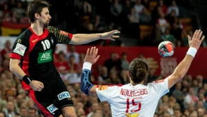 Fabian Wiede (z lewej) rzucił pięć goli Duńczykom