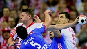 Michal Szyba jest faulowany przez Domagoja Duvnjaka