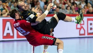Dmitrij Żytnikow (z lewej) próbuje zatrzymać Rafaela Baenę