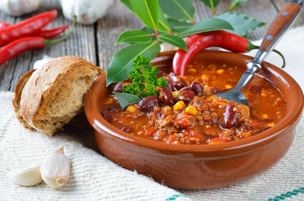 W wersji wegetariańskiej do gulaszu zamiast mięsa dodaj pieczarki i cukinię W wersji wegetariańskiej do gulaszu zamiast mięsa dodaj pieczarki i cukinię