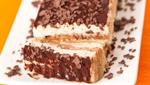 Banalne ciasto bez pieczenia z masą budyniową. Zrobisz je w kwadrans 