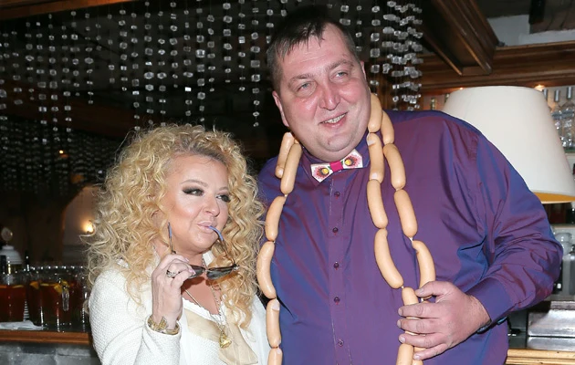 Adam Kraśko w naszyjniku z parówek