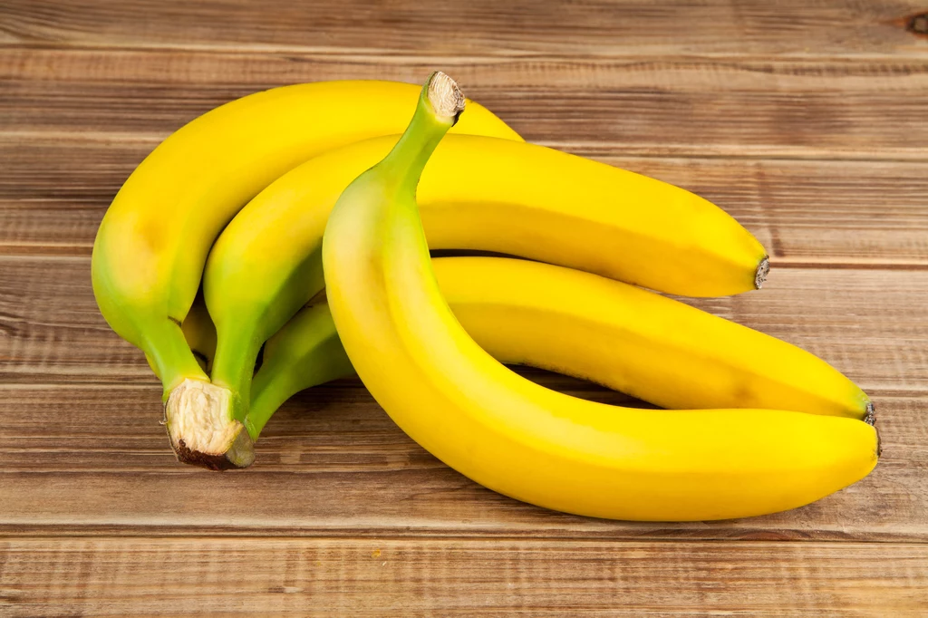 Banany zawierają wszystkie najważniejsze witaminy, takie jak: A, C, E, K oraz witaminy  z grupy B
