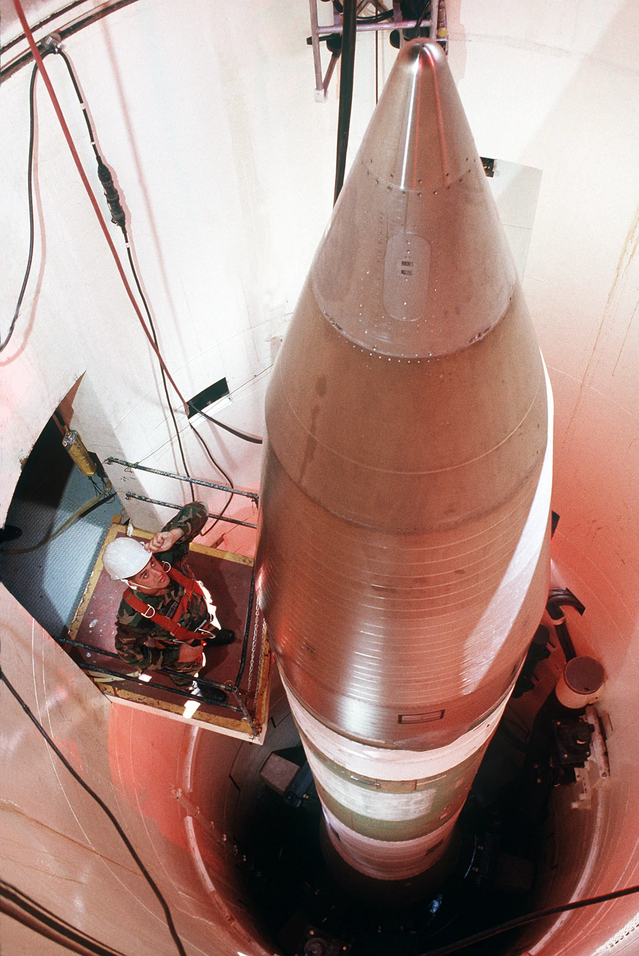 Sierżant sprawdza pocisk balistyczny LGM-30G Minuteman III w silosie położonym 60 mil od bazy Sił Powietrznych w Grand Forks Sierżant sprawdza pocisk balistyczny LGM-30G Minuteman III w silosie położonym 60 mil od bazy Sił Powietrznych w Grand Forks