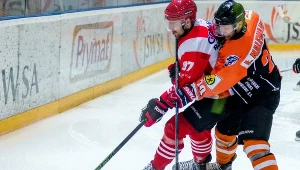 Łukasz Nalewajka (z prawej) z JKH GKS-u Jastrzębie i Mateusz Rompkowski z Comarch Cracovii