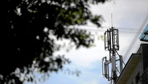 Nadajnik na dachu kamienicy przy ul. Karmelickiej w Krakowie, zdj. arch. z 2010 roku