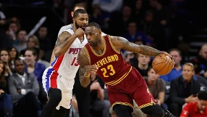 LeBron James (z piłką)