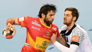 Hendrik Pekeler (z prawej) stara się zatrzymać Antonio Jesusa Garcię