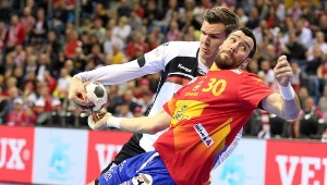 Hiszpan Gedeon Guardiola (P) i Niemiec Erik Schmidt (L) finale mistrzostw Europy piłkarzy ręcznych w Krakowie.