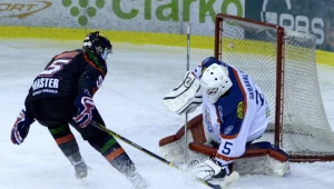 Bramkarz Ciarko PBS Bank STS Sanok Mateusz Skrabalak (P) i Filip Komorski (L) z GKS Tychy