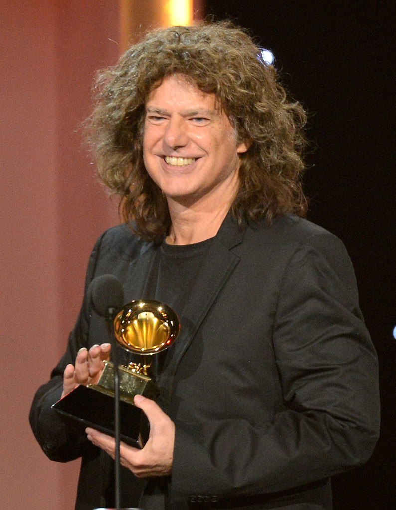 Pat Metheny z jedną ze swoich statuetek Grammy