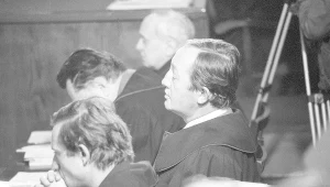 Oskarżyciele posiłkowi w procesie zabójców ks. Jerzego Popiełuszki. Na pierwszym planie Krzysztof Piesiewicz, w głębi Andrzej Grabiński. Pomiędzy nimi Edward Wende i Jan Olszewski (pochylony). Toruń, styczeń 1985 r.