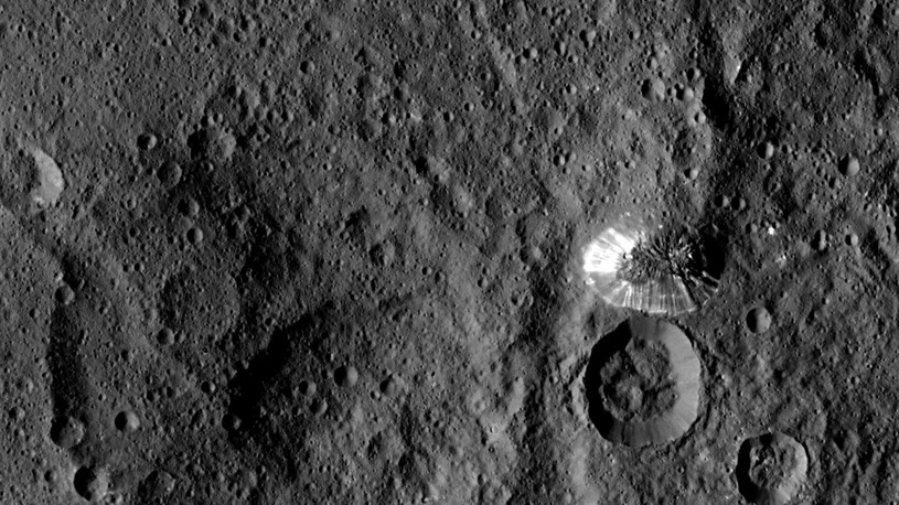 Zdjęcie Ceres wykonane 19 sierpnia 2015 roku z wysokości 1470 km. Po prawej widać wznoszącą się na 6 km stożkową górę Ahuna Mons