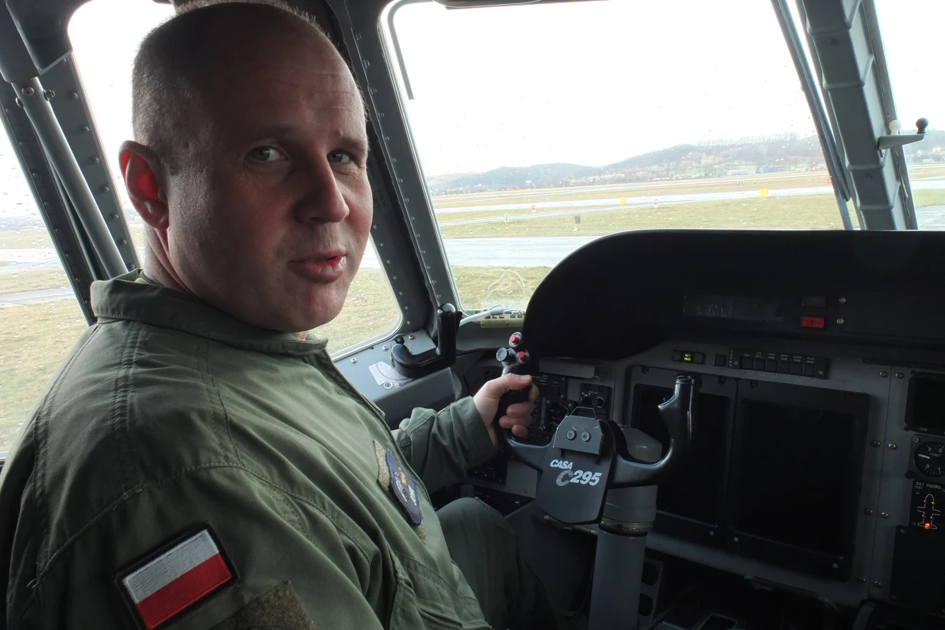 Kpt. Arkadiusz John - I pilot samolotu Casa za sterami maszyny 