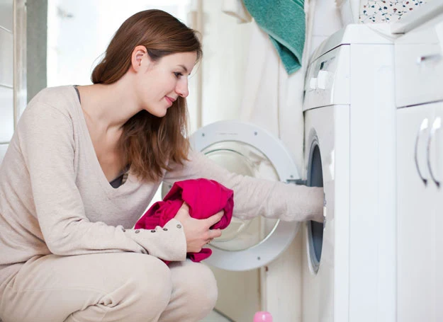 Stary wełniany sweter możesz wykorzystać podczas suszenia ubrań