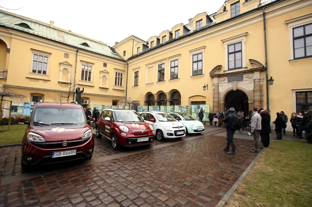 Uroczystość przekazania pierwszych samochodów