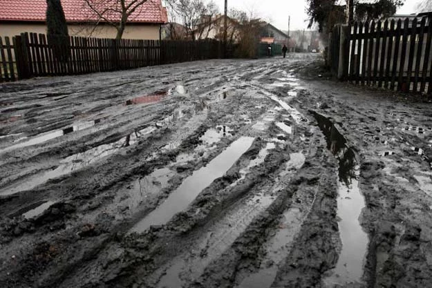 Dojazd do wielu domów w Radomiu bywa bardzo trudny, ze względu na brak asfaltu