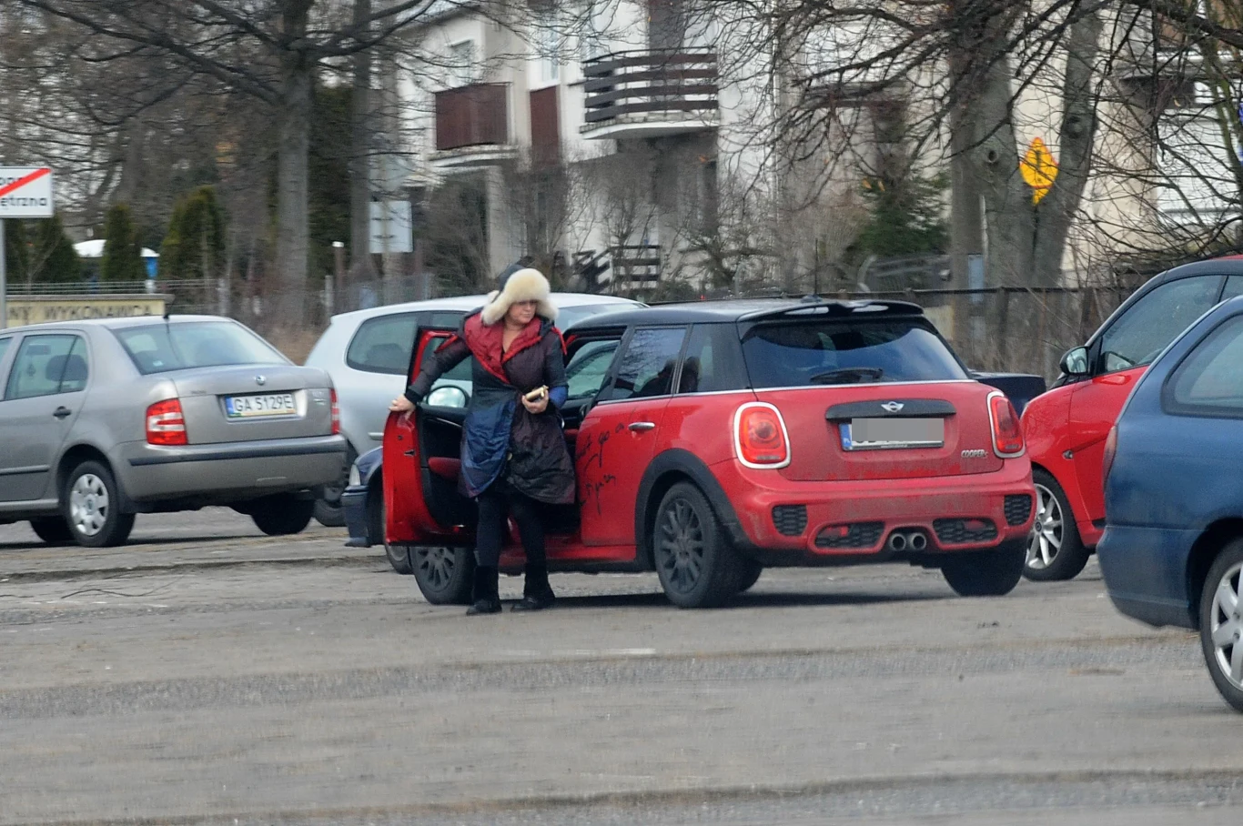 Katarzyna Figura z córkami na koniach Katarzyna Figura z córkami na koniach