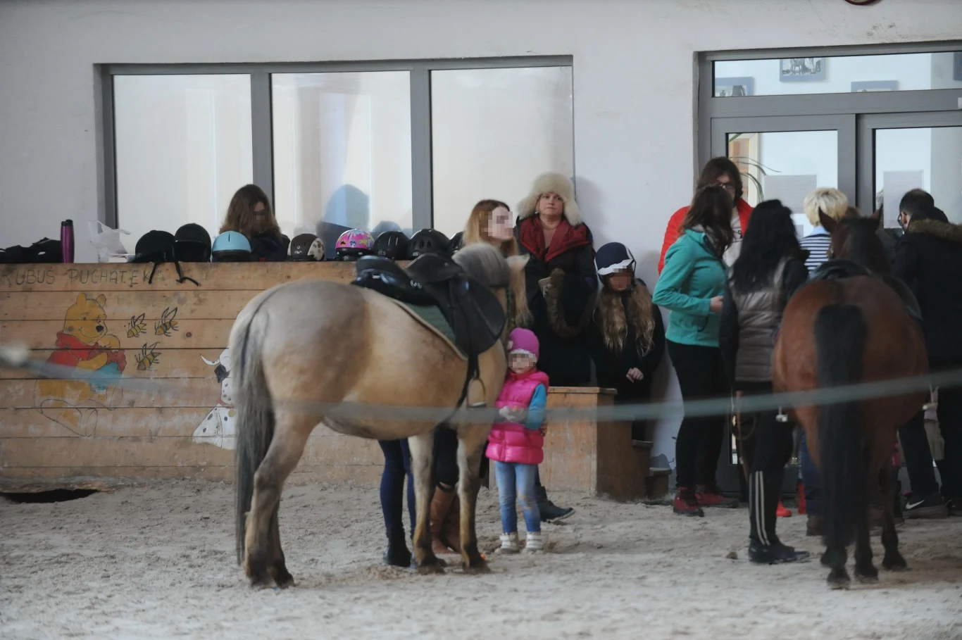 Katarzyna Figura z córkami na koniach Katarzyna Figura z córkami na koniach