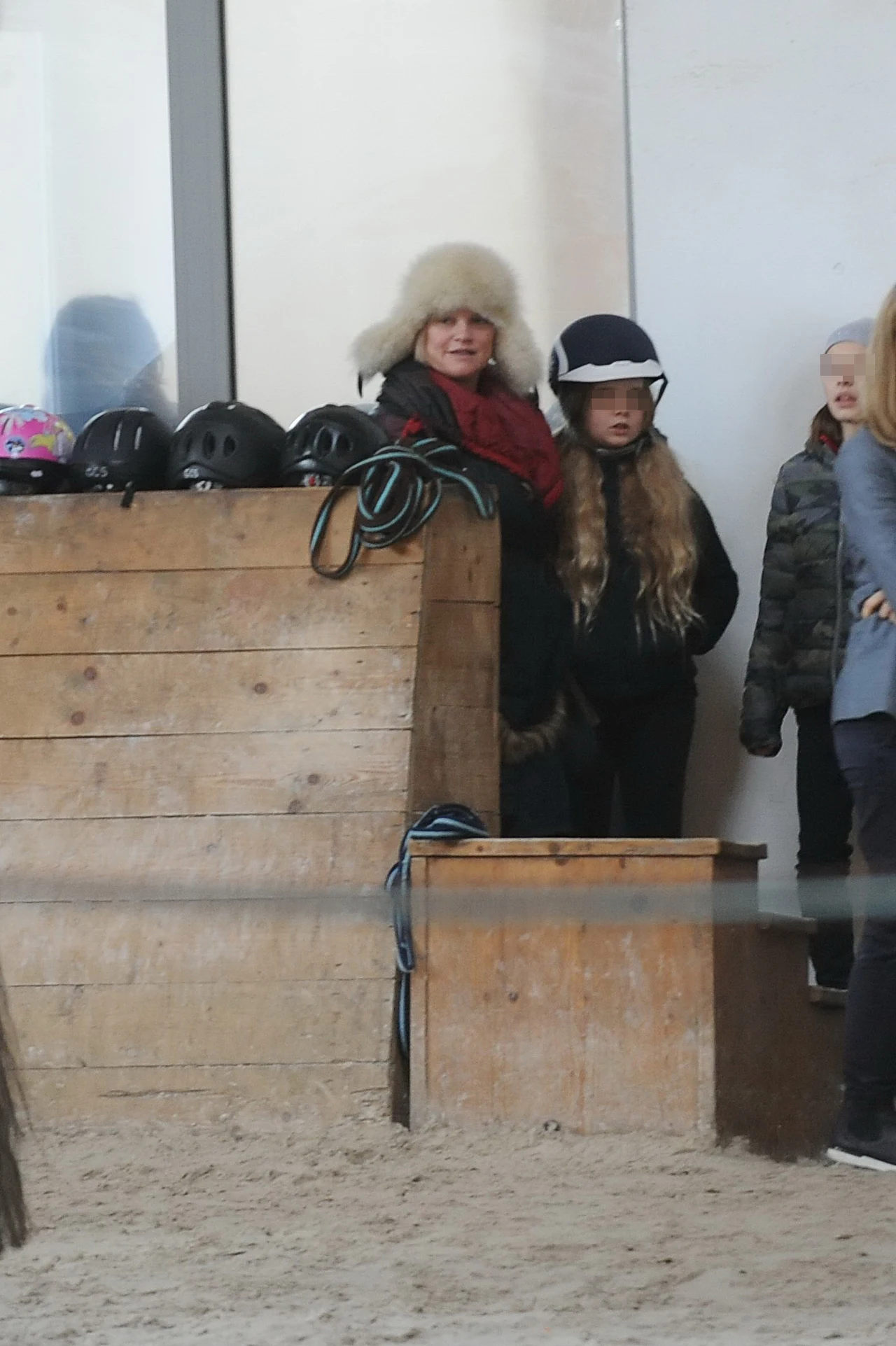 Katarzyna Figura z córkami na koniach Katarzyna Figura z córkami na koniach