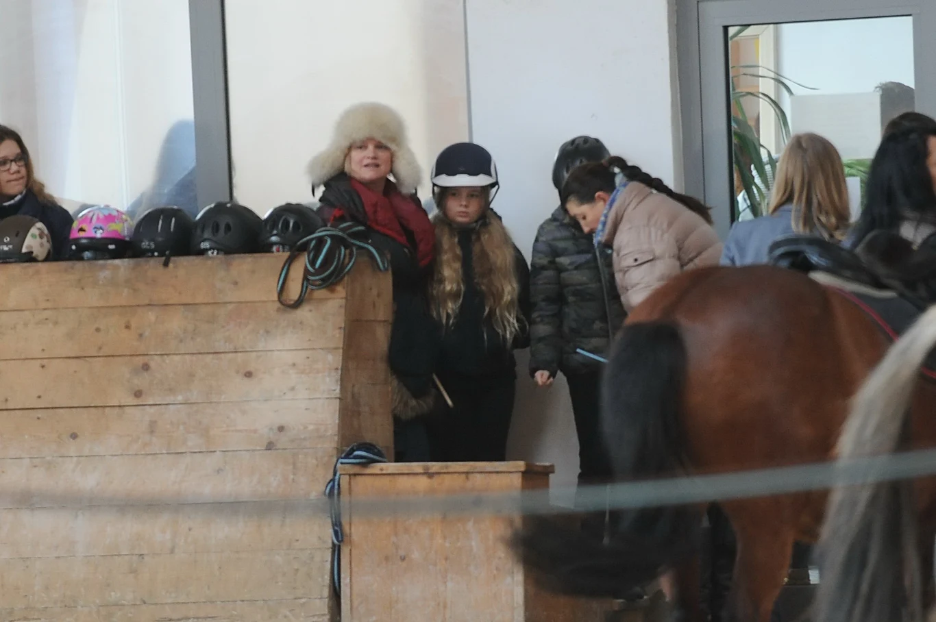 Katarzyna Figura z córkami na koniach Katarzyna Figura z córkami na koniach