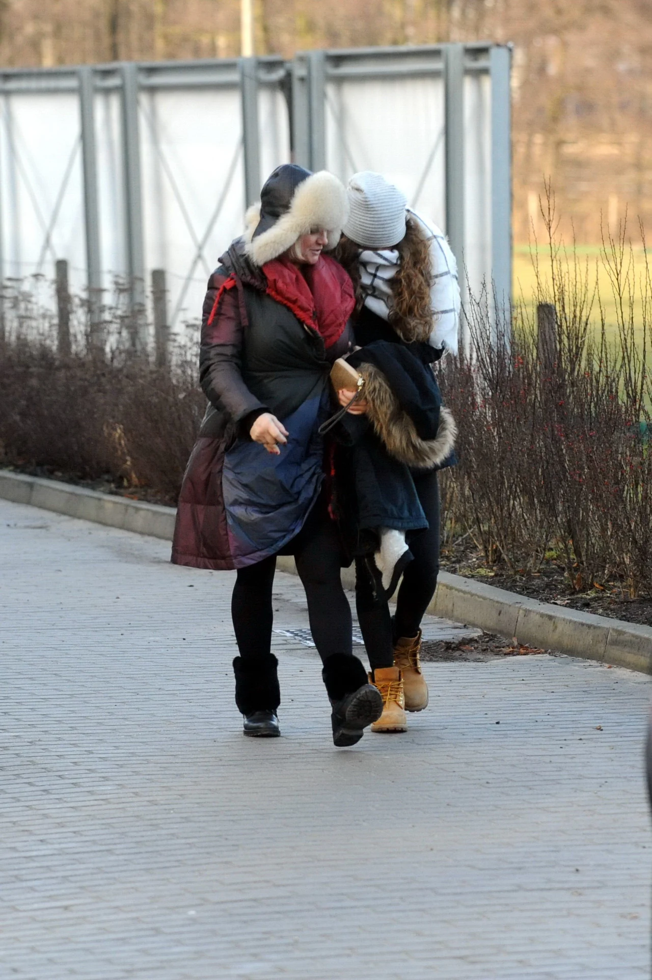 Katarzyna Figura z córkami na koniach Katarzyna Figura z córkami na koniach