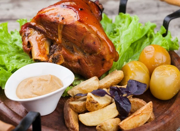 Najważniejsza zasada to unikanie ciężkostrawnych i tłustych potraw. Kolacja powinna być lekka. Lekarze radzą, aby wieczorem unikać jedzenia białka, a postawić na węglowodany o niskim indeksie glikemicznym. Ponadto warto zrezygnować z serów – zawierają one tyraminę, która ma działanie pobudzające. Najważniejsza zasada to unikanie ciężkostrawnych i tłustych potraw. Kolacja powinna być lekka. Lekarze radzą, aby wieczorem unikać jedzenia białka, a postawić na węglowodany o niskim indeksie glikemicznym. Ponadto warto zrezygnować z serów – zawierają one tyraminę, która ma działanie pobudzające.