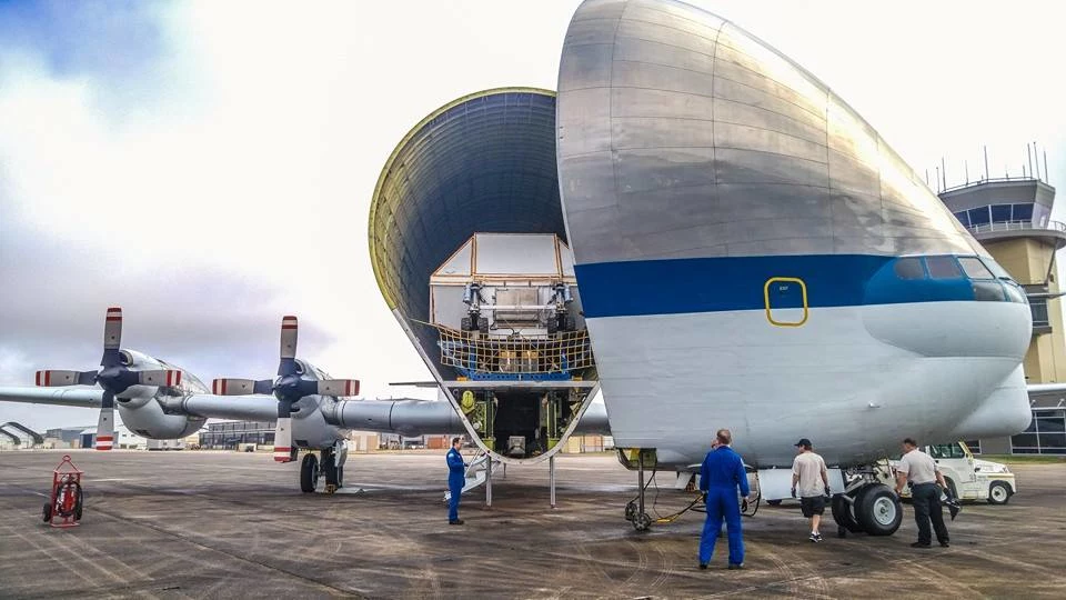 Załadunek kapsuły na pokład Super Guppy