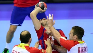 Serb Petar Nenadić ostro atakowany przez Vlatko Mitkowa (z lewej) and Velko Markoskiego (z prawej) z Macedonii