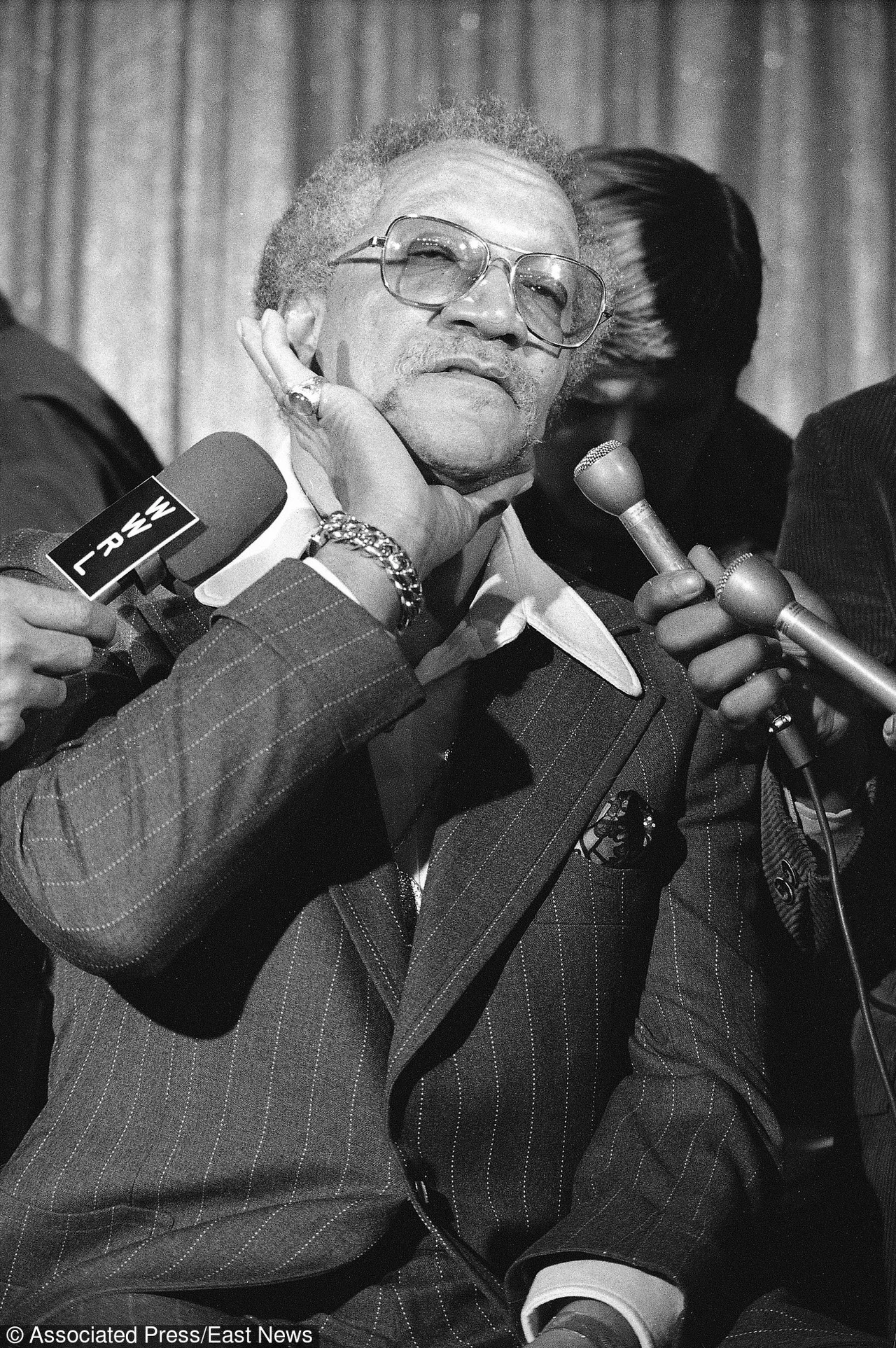 Znakomity amerykański komik Redd Foxx dokonał żywota w 1991 roku na planie serialu "The Royal Family". Powodem śmierci aktora była zawał serca. Miał 68 lat.

Foxx zyskał sławę dzięki występowi w emitowanym w latach 70. sitcomie "Sanford and Son". Popisowym gagiem jego bohatera był zabieg polegający na... symulowaniu ataku serca. Foxx chwytał się wtedy za klatkę piersiową i krzyczał do swej zmarłej ekranowej żony, że zamierza do niej dołączyć.