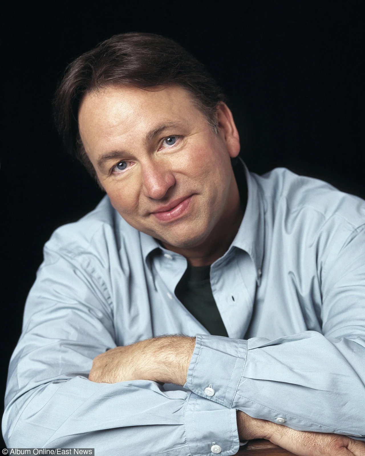 Znany amerykański aktor komediowy John Ritter zmarł na planie serialu stacji ABC "8 prostych zasad" (2003). Podczas realizacji jednej ze scen aktor nagle poczuł się słabo i upadł. Mimo szybkiej interwencji lekarzy, aktora nie udało się uratować.

Przyczyną przedwczesnego zgonu artysty była niewykryta wcześniej wada serca, która spowodowała uszkodzenie aorty.

 