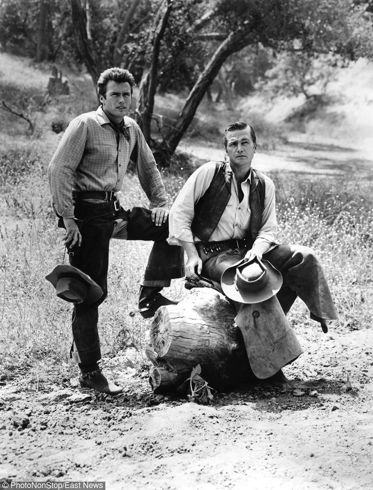 Eric Fleming (P) zyskał popularność dzięki występowi u boku Clinta Eastwooda w telewizyjnym westernie "Rawhide". Po tym, jak w 1965 roku aktor zdecydował się opuścić serial, otrzymał propozycję występu w produkcji studia MGM "High Jungle". Podczas końcowego etapu realizowanych w Peru zdjęć kajak, którym płynął bohater Fleminga, został przewrócony przez wartki nurt rzeki Huallaga. Aktor utonął. Miał 41 lat.