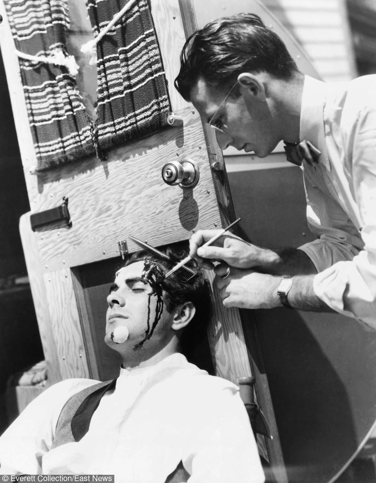 Amerykański aktor Tyrone Power zmarł w Hiszpanii na planie filmu "Salomon i królowa Saby" (1959), w którym wcielał się w tytułowego króla. Podczas sceny pojedynku z bohaterem George'a Sandersa aktor doznał zawału serca. Zmarł w drodze do szpitala. Mimo że Power zdołał nakręcić około połowę filmu, jego rolę przejął Yul Brynner, który powtórzył wszystkie ujęcia swego poprzednika. W filmie możemy jednak zobaczyć Powera w tle niektórych scen.