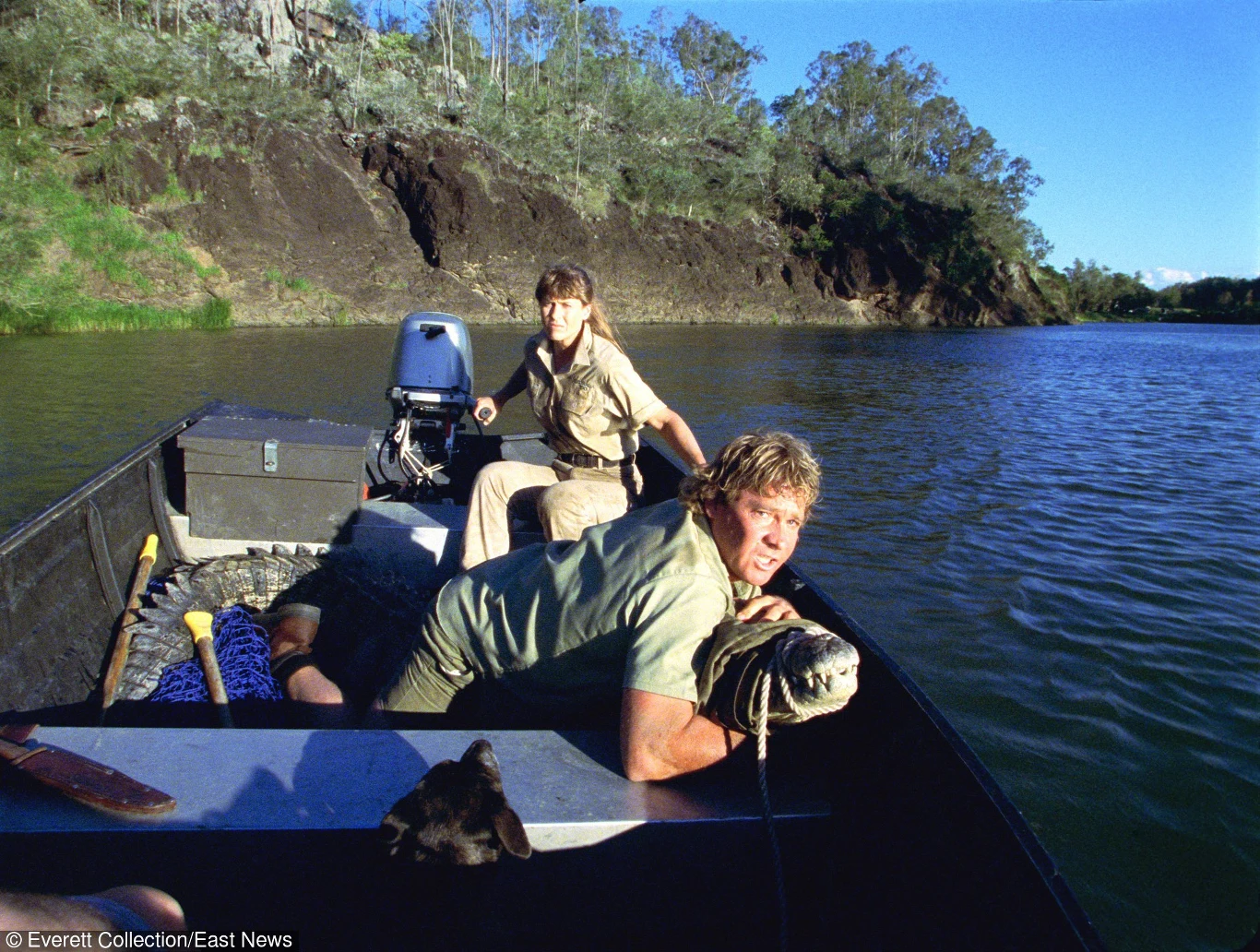 Australijczyk Steve Irwin, gwiazda hitu "Łowca krokodyli", zmarł we wrześniu 2006 roku w wyniku przebicia serca przez ostrą końcówką ogona płaszczki. Do tragedii doszło w trakcie realizowania zdjęć pod wodą do filmu dokumentalnego "Ocean’s Deadliest". Według towarzyszącemu Irwinowi operatorowi Justinowi Lyonsowi, ostatnim słowem "łowcy krokodyli" było: "Umieram".

 