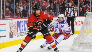 Dennis Wideman (na pierwszym planie)