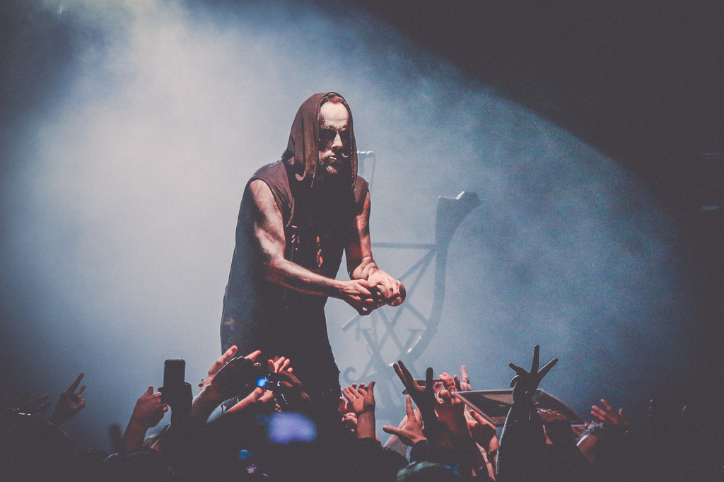 Nergal (Behemoth) rozdaje "komunię" na koncercie w Berlinie