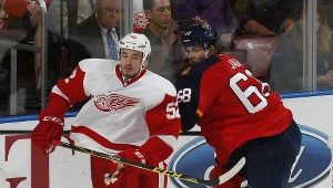Jaromir Jagr (z prawej) w meczu z Detroit Red Wings