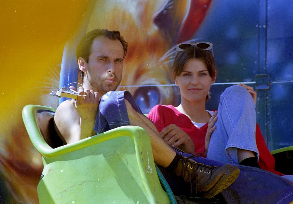 "W filmie występują aktorzy niezawodowi, ale obyci z publicznością" - podkreślał Machulski. "Wykorzystaliśmy ich autentyczność, starając się zanadto nie przeszkadzać i nie zawiedliśmy się" - dodawał reżyser.