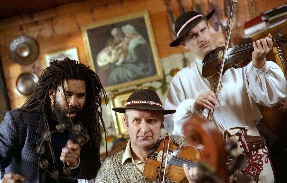 Ważną rolę w "Girl Guide" odgrywała też muzyka w wykonaniu zespołu Piersi oraz kapeli góralskiej Trebunie Tutki, występującej wspólnie z rastafariańską grupą reggae Twinkle Brothers z Jamajki.