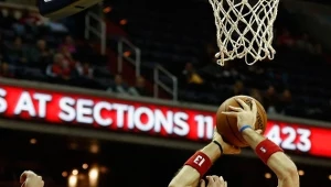 Marcin Gortat w akcji, w ostatnim meczu z Philadeplghia 76ers.