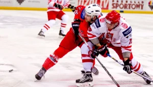 Hokeista reprezentacji Polski Krystian Dziubiński (P) i Martin Przygodzki (L) z drużyny zagranicznych gwiazd PLH podczas meczu towarzyskiego w Katowicach