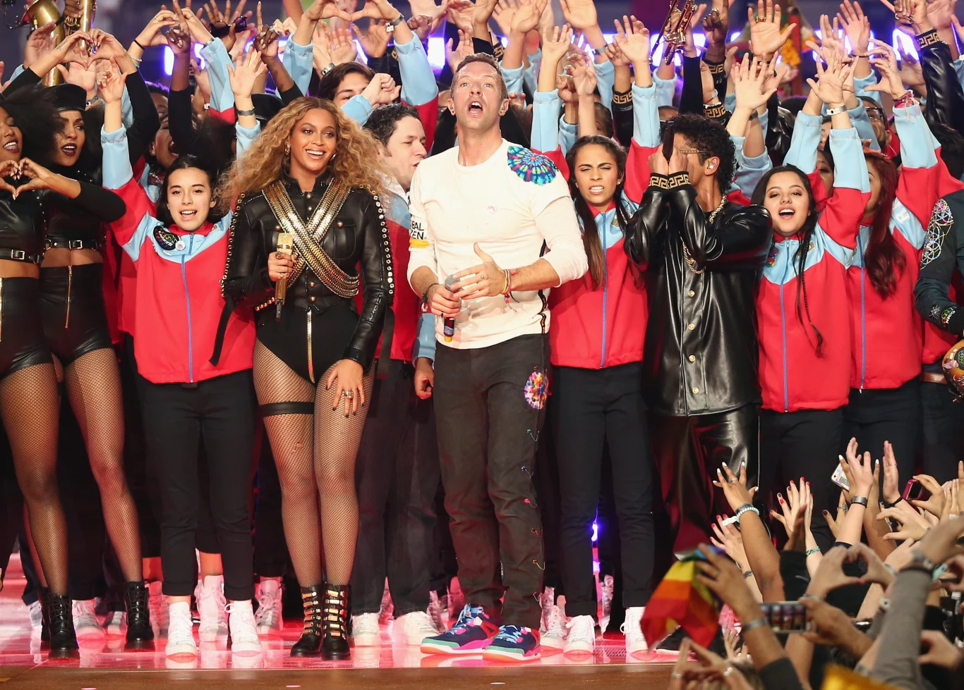 Zespół Coldplay i jego goście podczas 50. edycji Super Bowl Zespół Coldplay i jego goście podczas 50. edycji Super Bowl