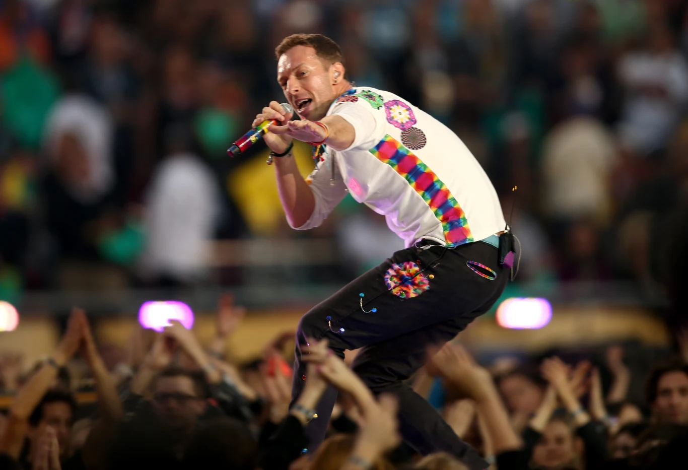Lider grupy Coldplay, Chris Martin, podczas koncertu na Super Bowl 2016 Lider grupy Coldplay, Chris Martin, podczas koncertu na Super Bowl 2016