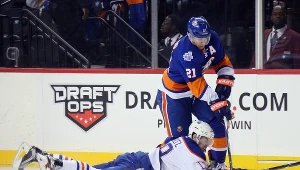 Kyle Okposo w meczu z Edmonton Oilers