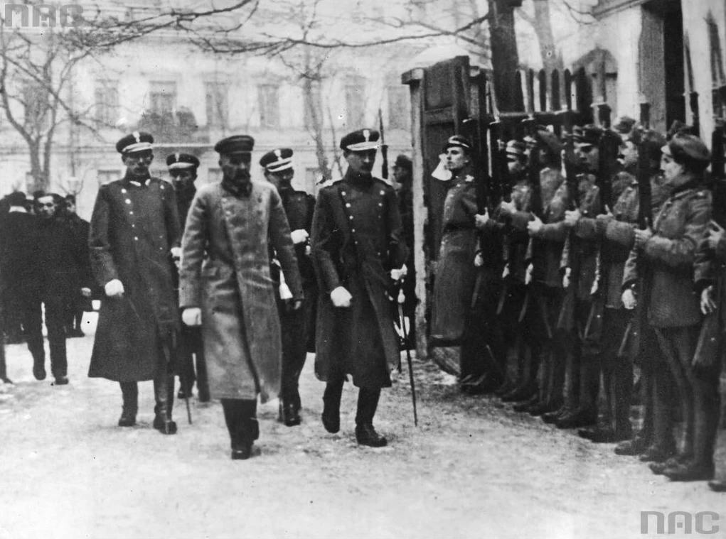 Naczelnik Państwa Józef Piłsudski po drodze na otwarcie pierwszego posiedzenia Sejmu Ustawodawczego mija oddział wojskowy Naczelnik Państwa Józef Piłsudski po drodze na otwarcie pierwszego posiedzenia Sejmu Ustawodawczego mija oddział wojskowy
