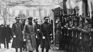 Naczelnik Państwa Józef Piłsudski po drodze na otwarcie pierwszego posiedzenia Sejmu Ustawodawczego mija oddział wojskowy