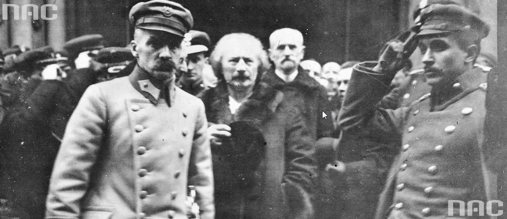 Naczelnik Państwa Józef Piłsudski, premier Ignacy Paderewski, minister spraw wewnętrznych Stanisław Wojciechowski oraz adiutant Naczelnika Państwa porucznik Tadeusz Kasprzycki po uroczystym nabożeństwie w katedrze św. Jana. Naczelnik Państwa Józef Piłsudski, premier Ignacy Paderewski, minister spraw wewnętrznych Stanisław Wojciechowski oraz adiutant Naczelnika Państwa porucznik Tadeusz Kasprzycki po uroczystym nabożeństwie w katedrze św. Jana.
