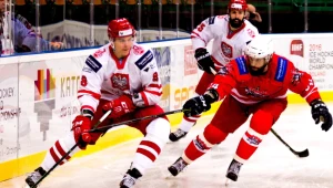 Hokeiści reprezentacji Polski Aron Chmielewski (z lewej) i Mikołaj Łopuski (w środku)