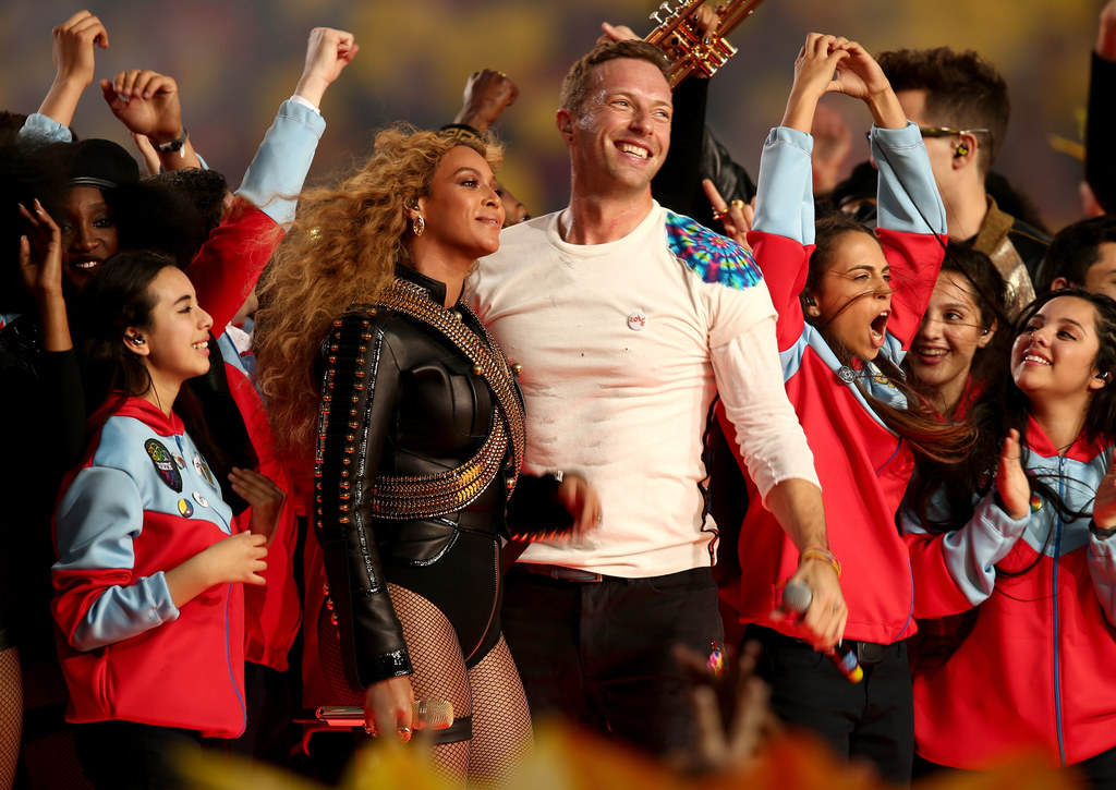 Beyonce i Chris Martin w trakcie Super Bowl 2016