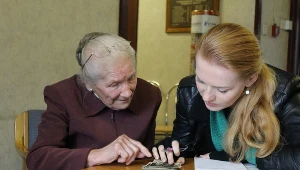 Opisywanie materiałów podczas spotkania ze świadkiem historii. Birmingham, 2013 r.